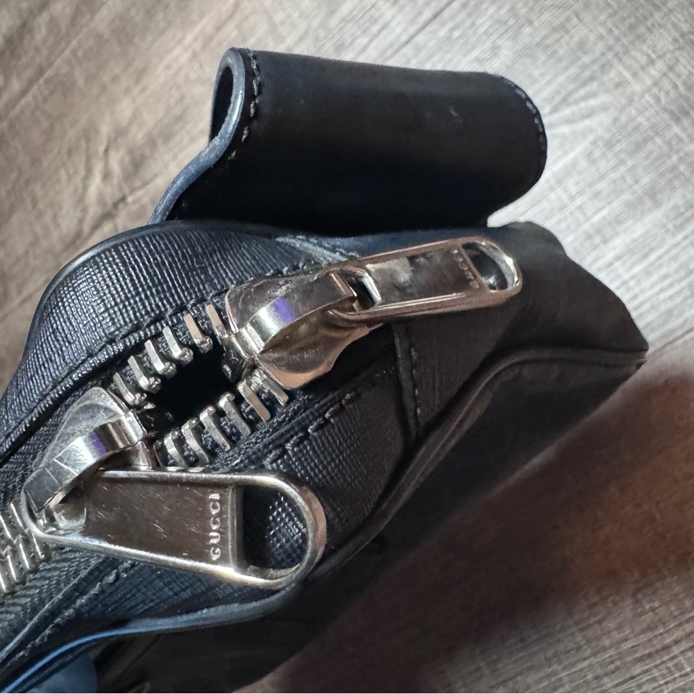 Gucci GG Supreme body bag in black with a red and blue web strap - Picture 9 of 16